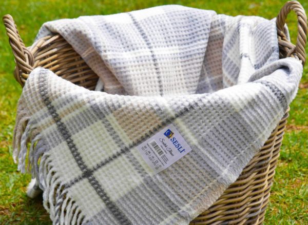 1000244788 Throws & Plush Blankets